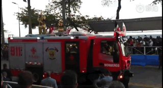 红岩消防车亮相多米尼加阅兵 (1)
