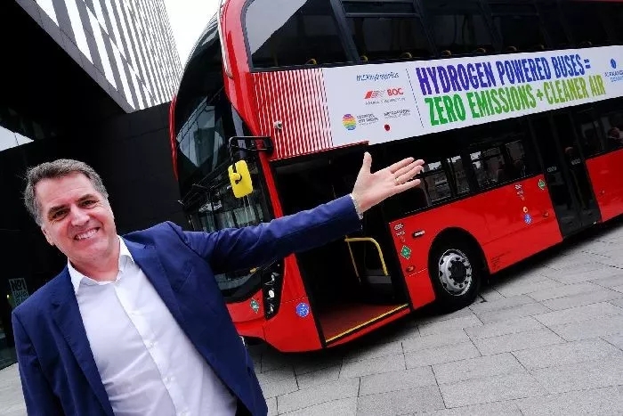 英格兰一市区试用燃料电池公交