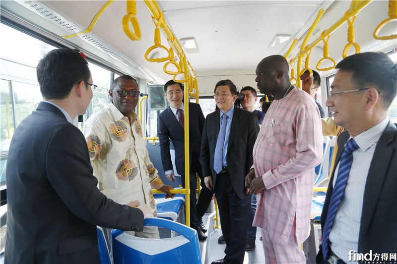 参加仪式的领导参观即将发运塞拉利昂的金旅客车