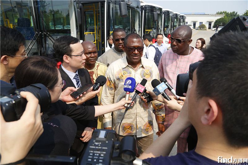 塞拉利昂交通部副部长萨迪科·希拉在仪式现场接受媒体采访