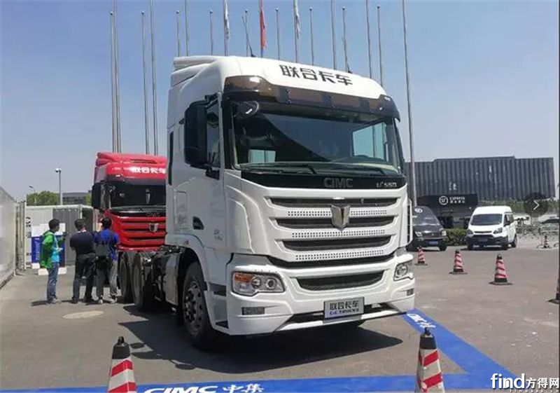 肩负