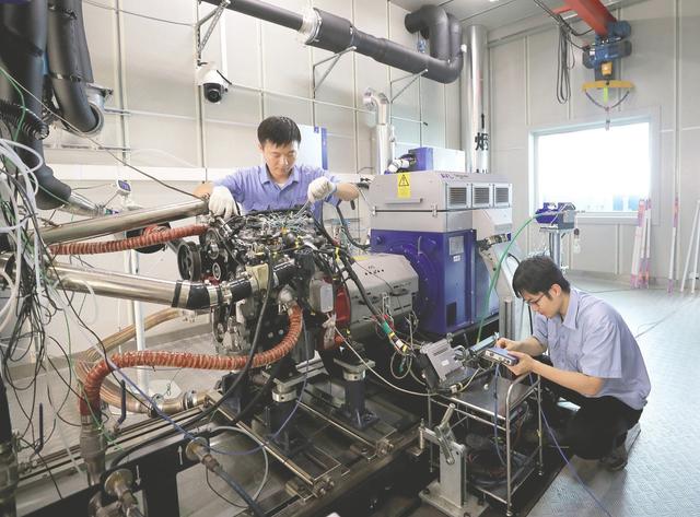 安徽滁州，技術(shù)人員正在測試一款國六柴油發(fā)動(dòng)機(jī)