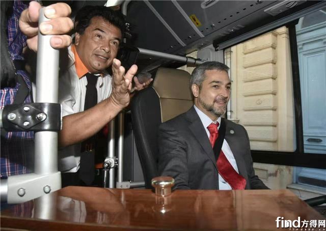 巴拉圭总统（右一）亲自试驾