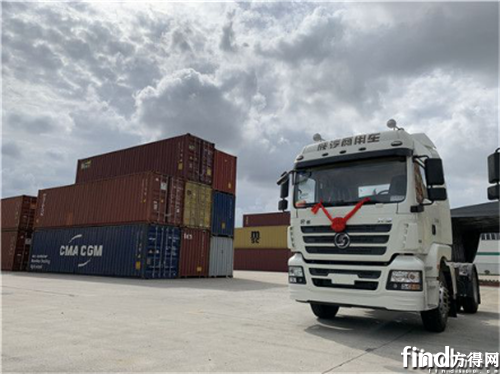 搭载玉柴YC6L发动机的陕汽轩德港口牵引车用于上海港