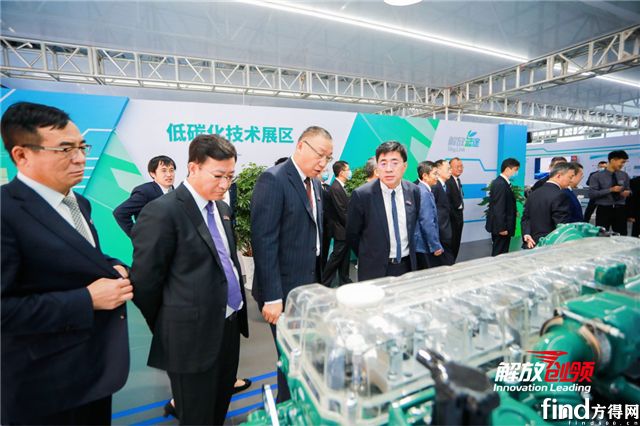 参加科技大会人员参观解放动力展台