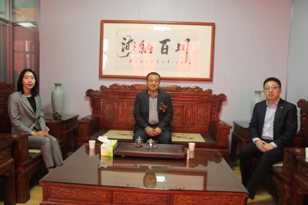 沃尔沃卡车中国网络副总裁马薪淼女士（左）