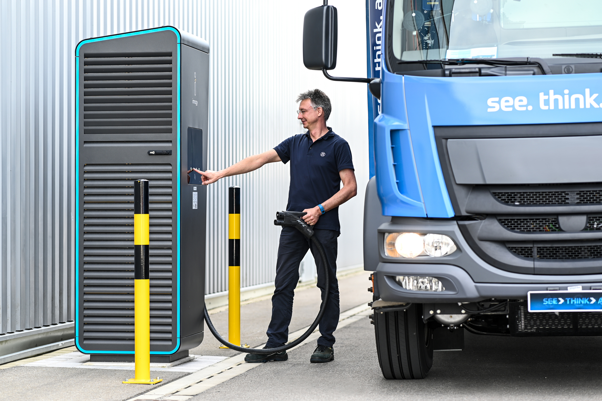 2-1_ZF_E-Mobility_CeTrax_Truck_Charging