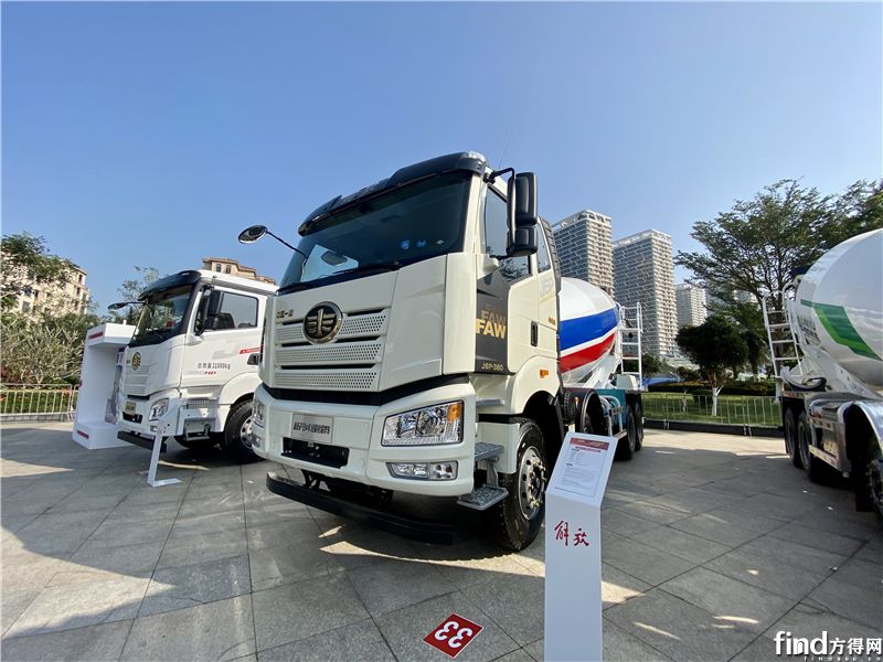 新J6P 8×4 国六 轻量化搅拌车