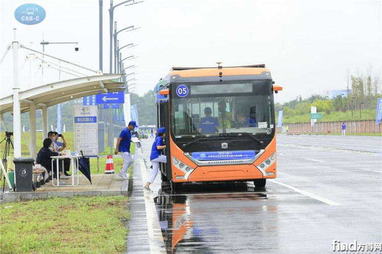 中通智能驾驶客车在参加挑战赛时进行站点泊车和乘客上下车