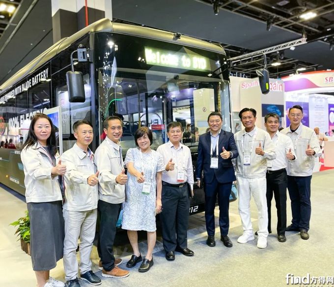 比亚迪携新加坡第一辆刀片电池巴士亮相SITCE车展