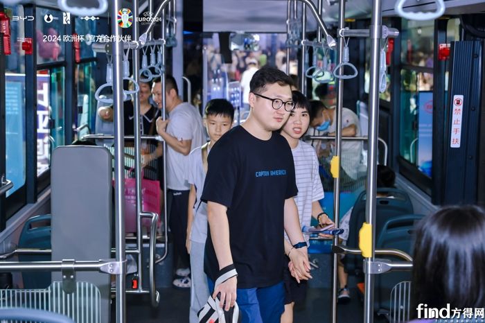 3路人坐车