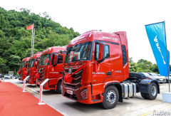 上市即订车76台，欧曼星翼港口车深圳亮相