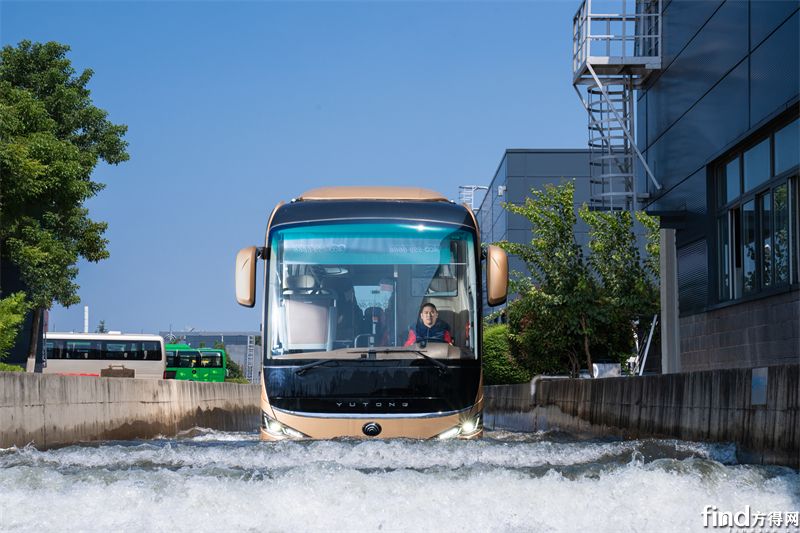 客车涉水