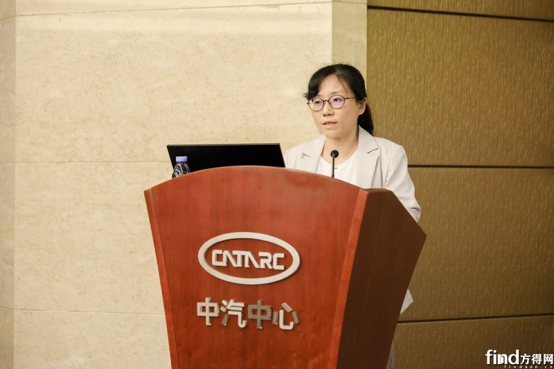 陆凌云在汽车零部件循环利用行业交流会上做主题演讲