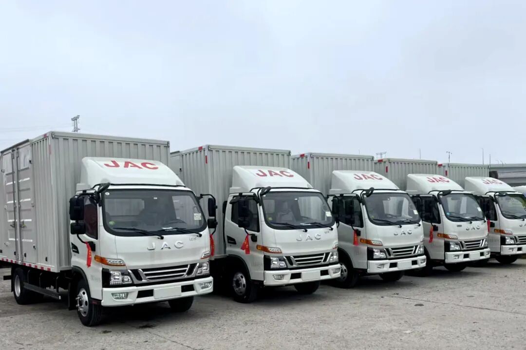 70台江淮骏铃 V5 批量交付行业大客户