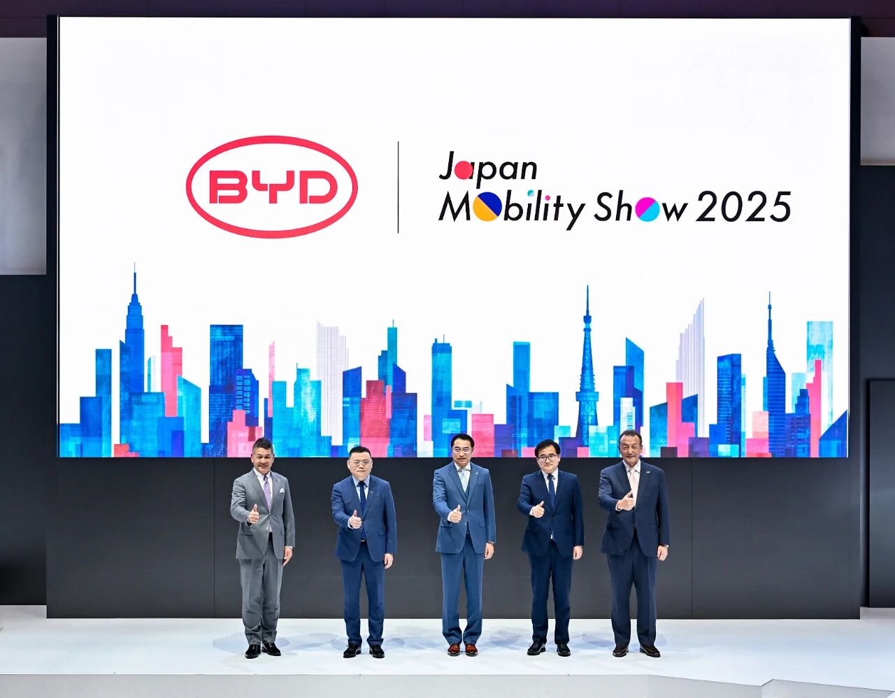 比亚迪商用车全球首发高效纯电小卡T35