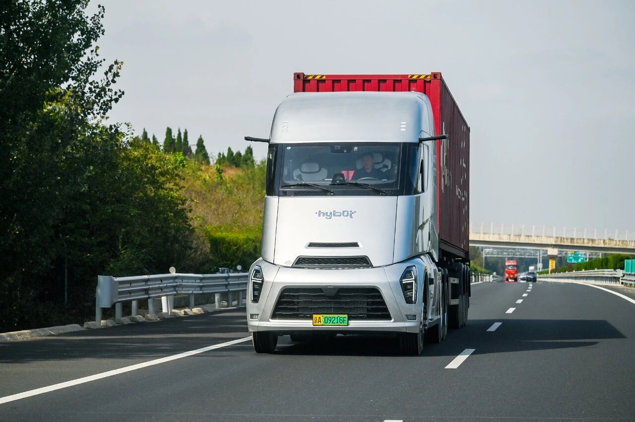 批量发车！海珀特氢能重卡“零碳”车队驶向北京