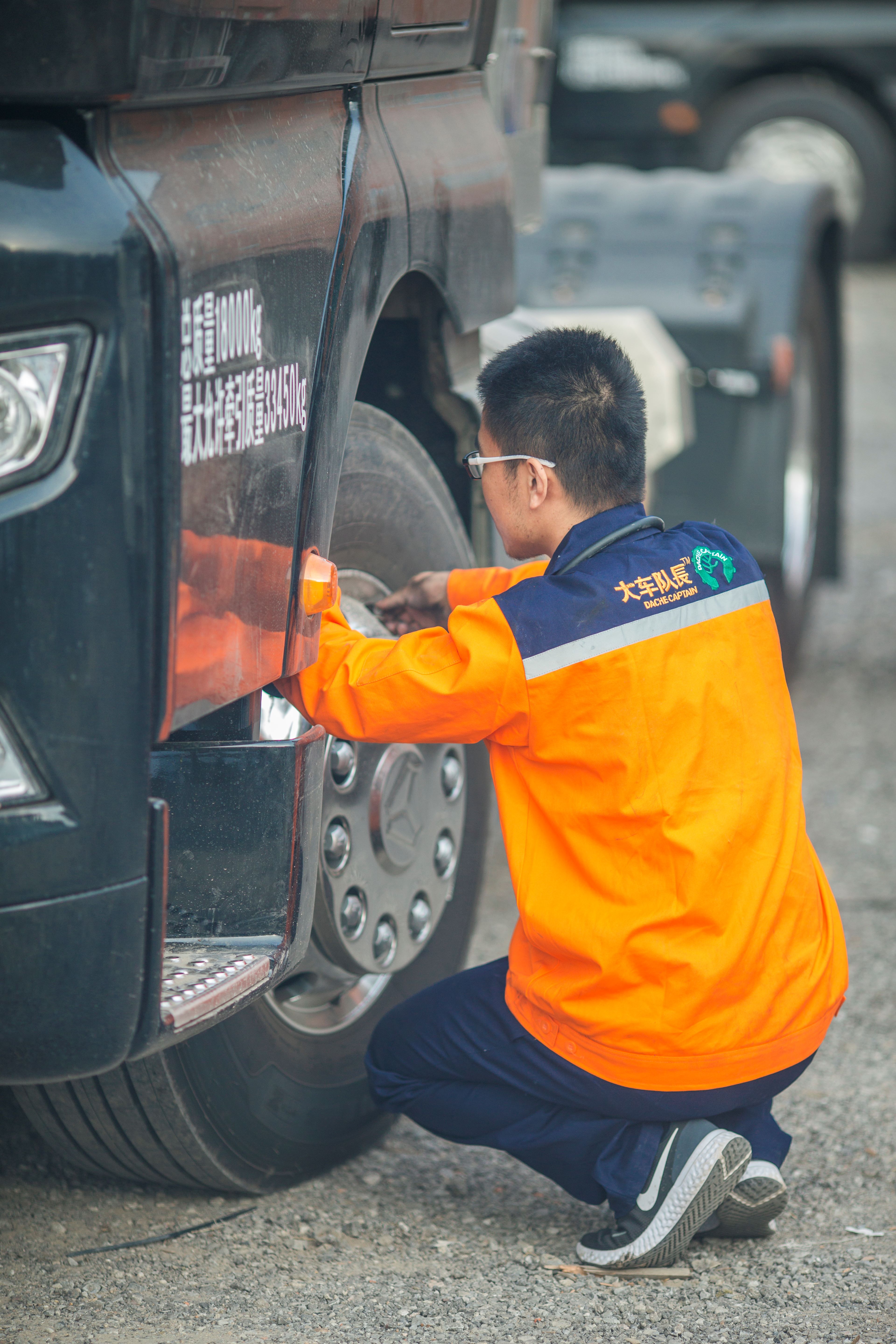 5、大车队长服务人员为客户做轮胎检测