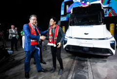 苇渡重卡 国外是火焰 国内是海水？丨姚蔚七日谈