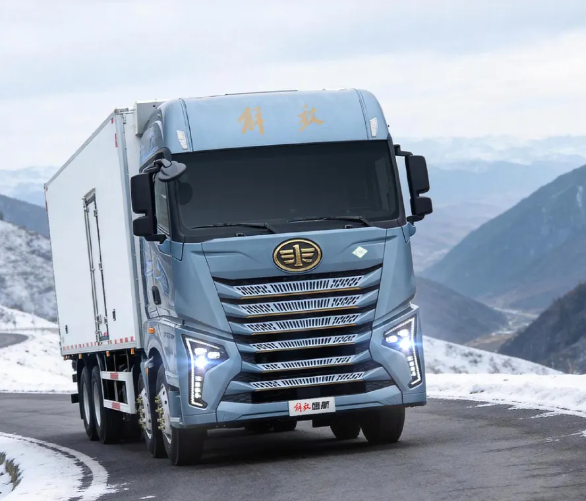 解放卡车青岛丨“沉浸式”体验开鹰航8×4 LNG载货车