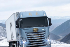 解放卡车青岛丨“沉浸式”体验开鹰航8×4 LNG载货车