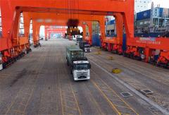 夺得“双料冠军”，徐工新能源牵引车为什么能赢得市场青睐？