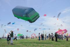 潍坊国际风筝会“显眼包”风景i一飞冲天 外国友人：这很中国！