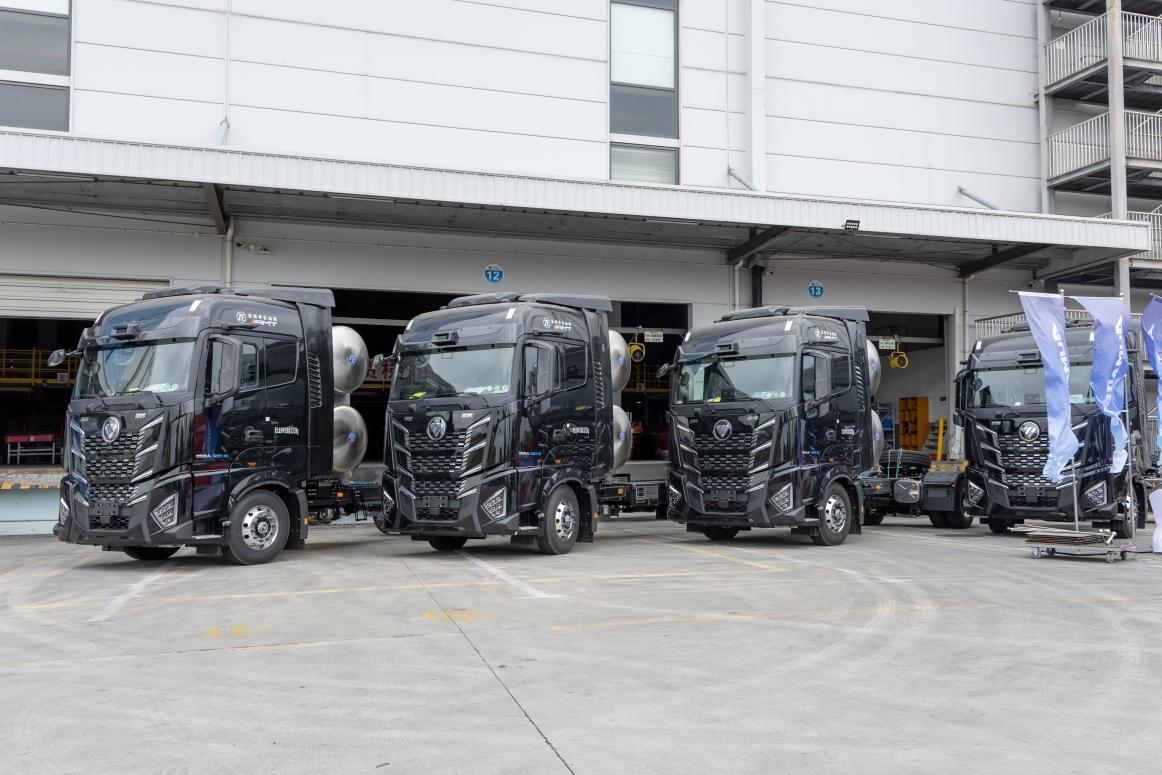 首批179台搭载高速公路领航功能福田欧曼LNG重卡顺利交付华东客户