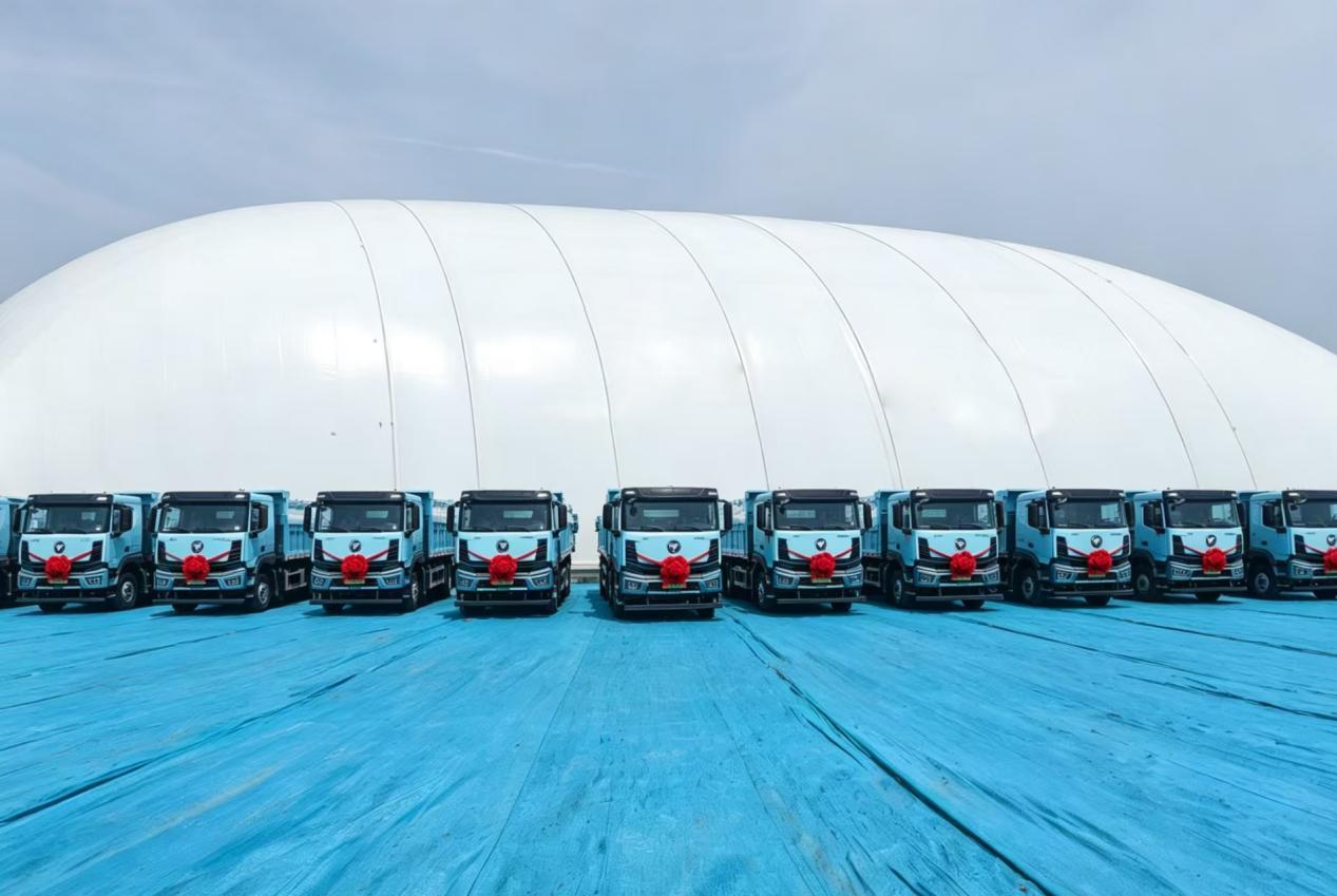 绿动新城！30台欧曼银河新能源自卸车 赋能城市工程作业绿色升级