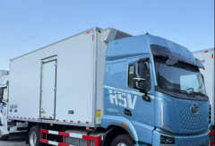 冷链运输想赚钱？选“轻省大”的乘龙H5V大马力超轻三轴冷藏车