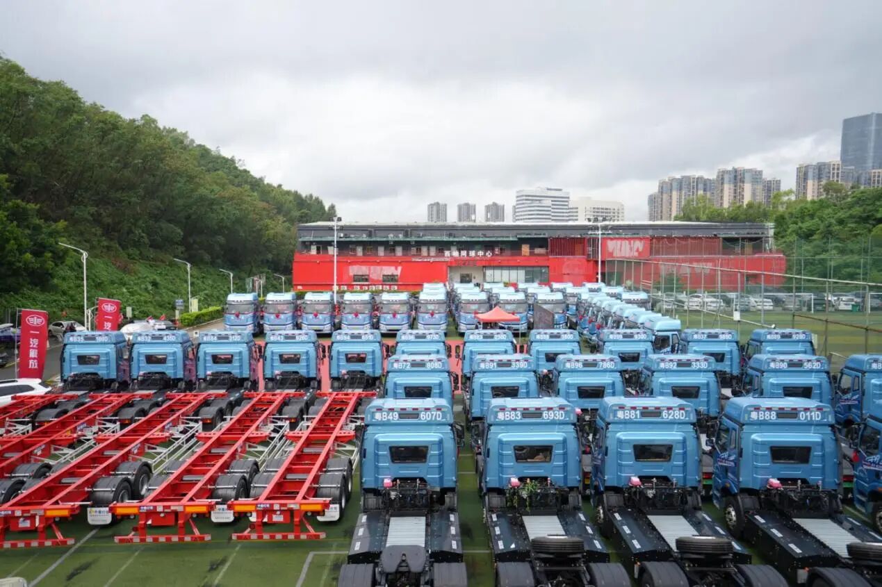 一汽解放向德诚达物流交付首批200台J6P换电牵引车