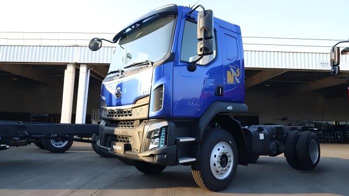 乘龙M3 4×2极限自卸车，硬核实力驰骋工程运输战场