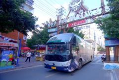 宇通大巴开进贵州村超，绿茵场串起跨国友谊