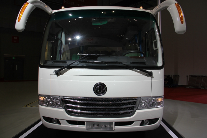 东风商用车合资首次亮相 全系产品秀上海车展
