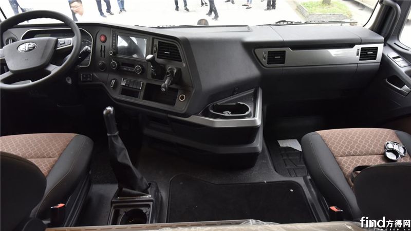 作为一款对标欧洲重卡的高端重卡,解放j7不仅仅常用了平地板的高端