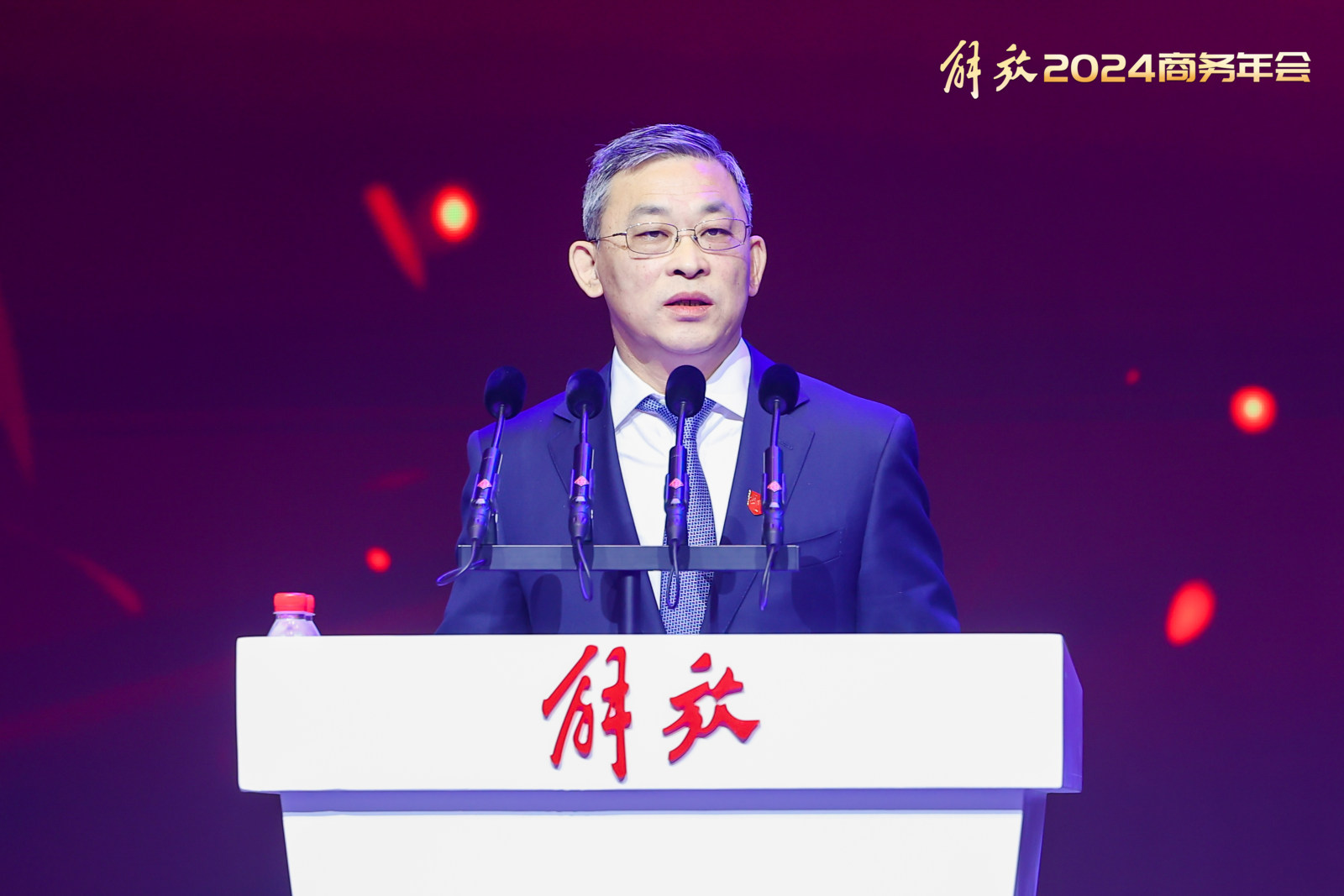 一汽解放党委书记,董事长吴碧磊:祝各位朋友新年快乐,万事兴"龙"!