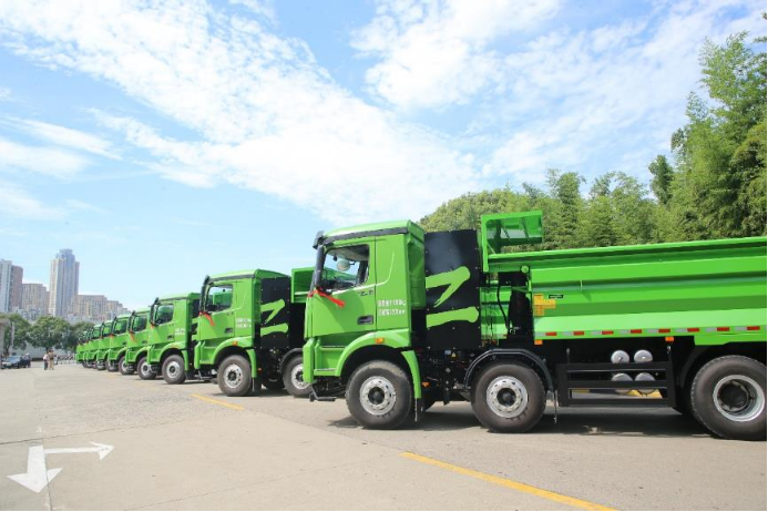 共谱绿色城市建设新篇章!苏州金龙批量新能源自卸车交付海蓝居